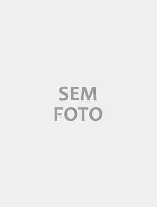 Modelo loira milf pelada em book de fotos ao ar livre